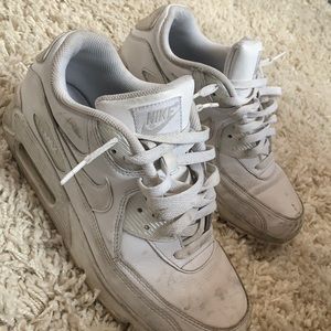 Men’s Nike AirMax White Men’s Size 9 (Very Worn)